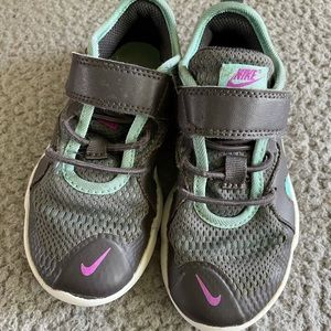 Girls Nike shoes 10.5